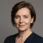 Портрет уверенного бизнесмена компании Вид Фасада на нейтральном фоне в студийном освещении